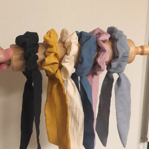 6 scrunchies with ribbon attached - Picture 3 of 4
